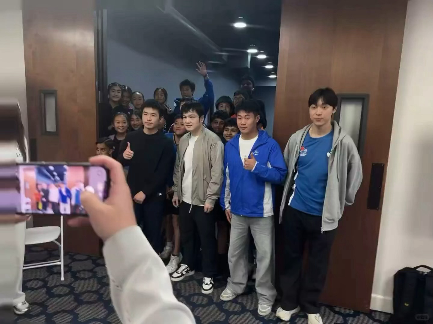 樊振东 🏓樊振东现身mltt决赛现场 【20260421】【合影】【live图