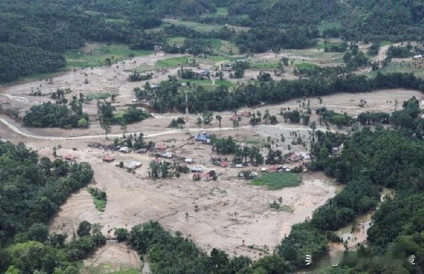 美国军方称，美国和叙利亚军队对 ISIS 武器储存设施进行空袭。
路透华盛顿11