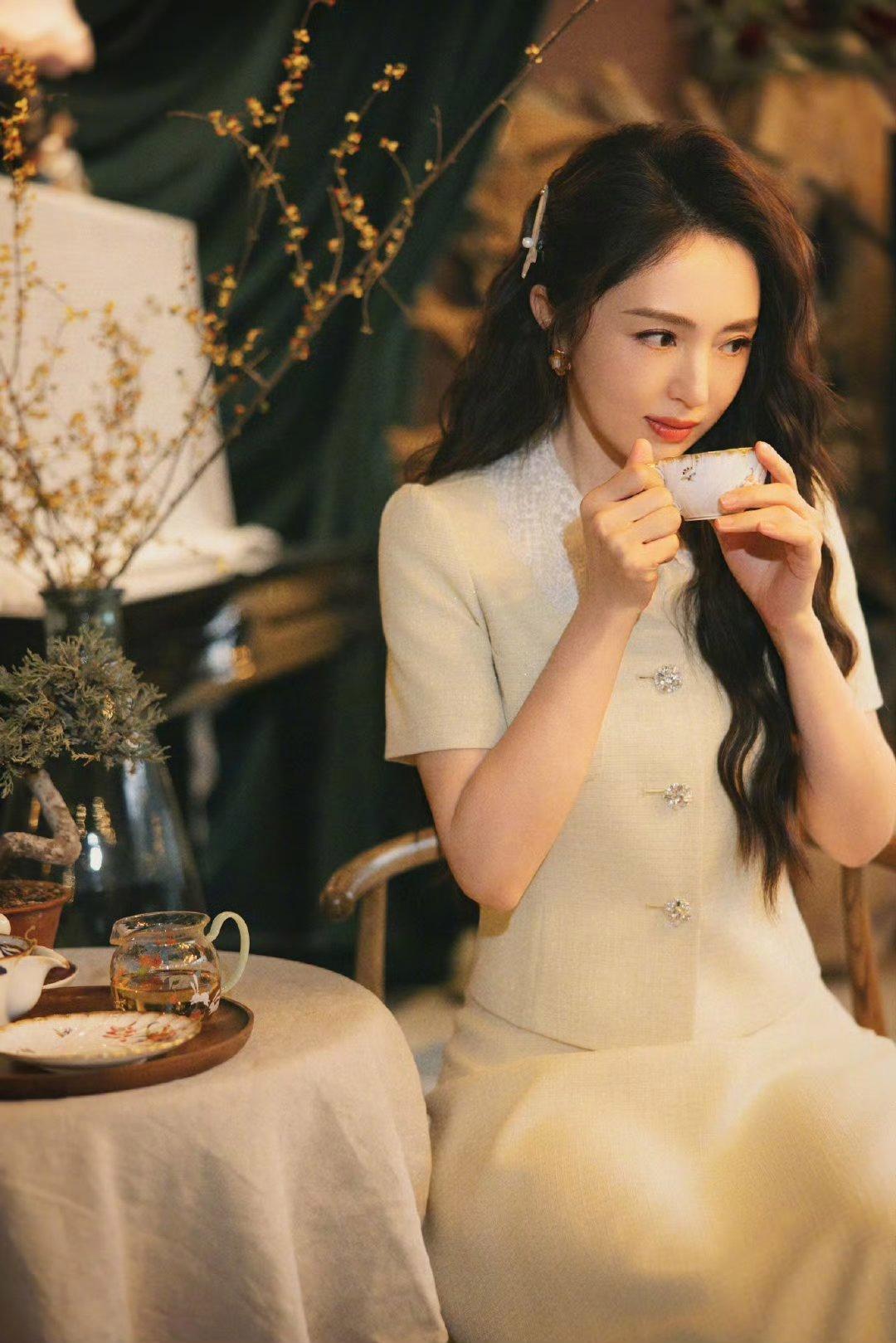 董璇的午后时光，一杯茶，一本书，享受宁静的惬意。"好美的画面，让人赏心悦目！不得