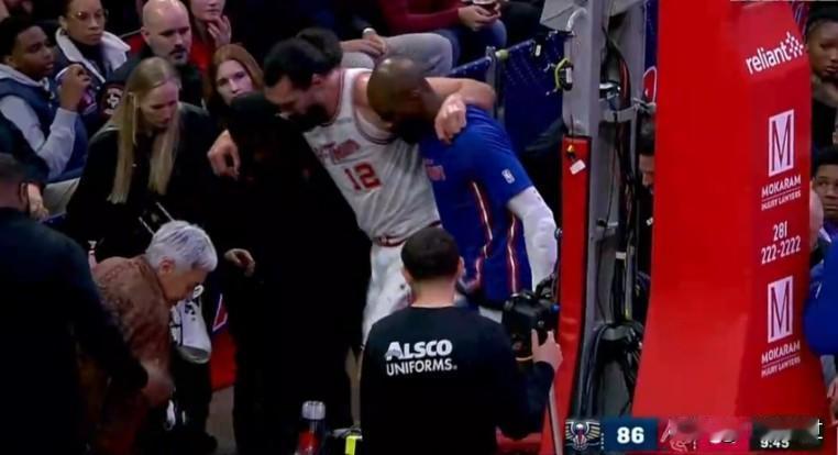 突发！亚当斯左膝盖脚踝受伤无法站立，被工作人员架走离开更衣室！
假如是膝盖过度伸