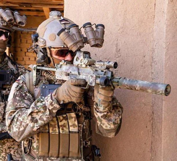 黑克勒-科赫（Heckler & Koch）MP7。
作为众多精英特战队员的御用