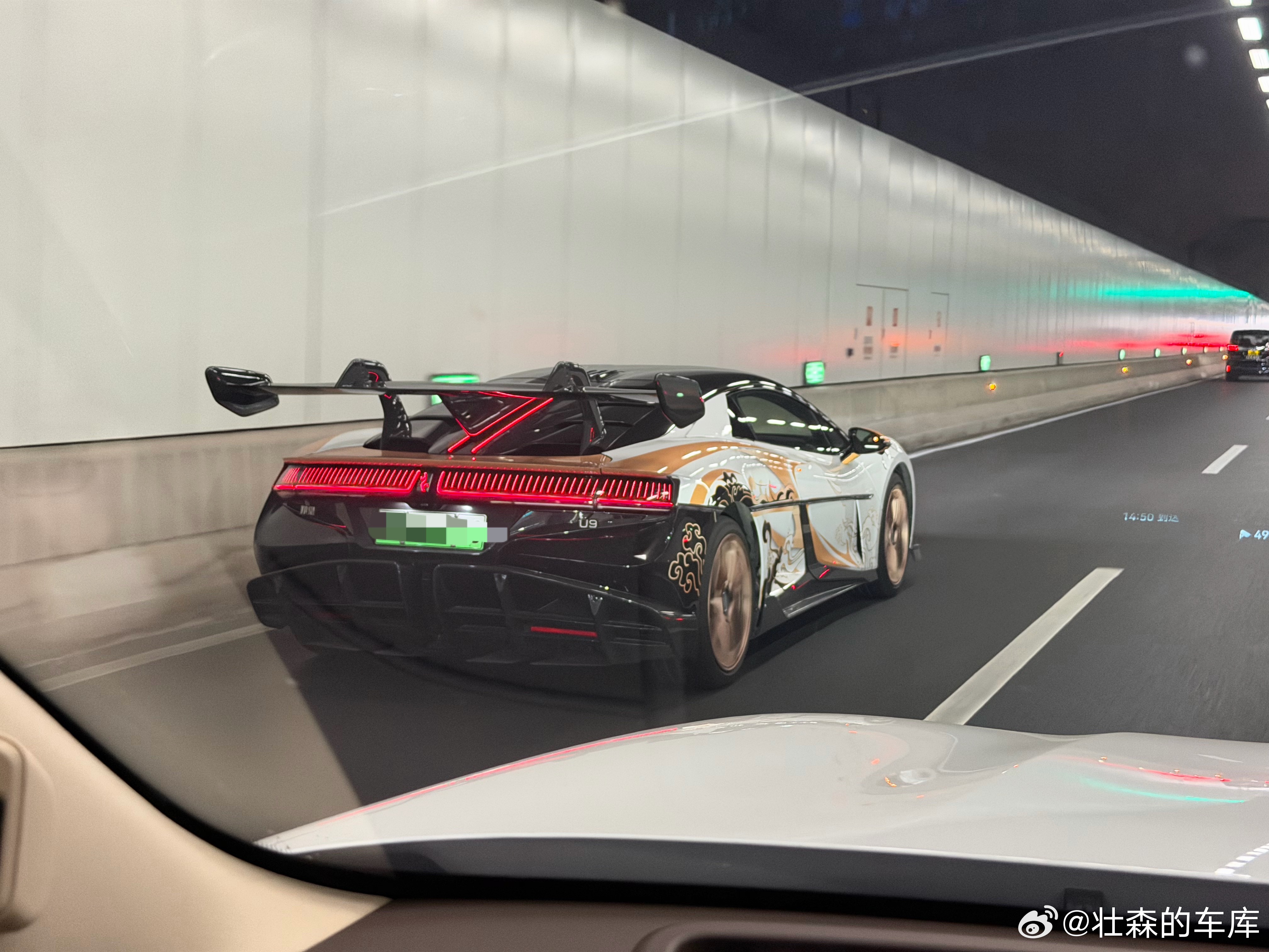 路上第一次见到仰望U9实车，看这拉花应该是真实车主吧？这尾翼是真的大啊，这是真的