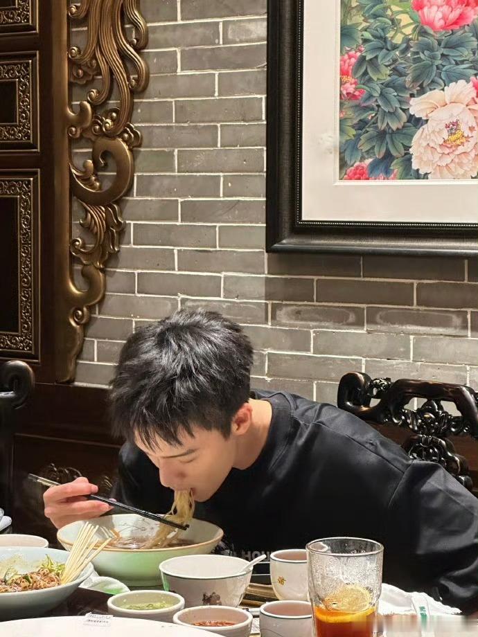 李昀锐女友视角好苏温柔又宠溺的眼神太戳人，自带少年感与苏感，一颦一笑都甜到心尖，