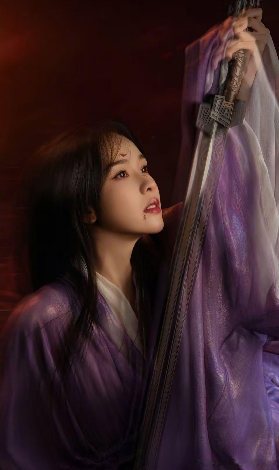 紫衫惊鸿，剑影如霜。陈都灵一袭流光紫袍，在水与风里漾开侠骨柔情。衣袂翻飞如蝶，眼