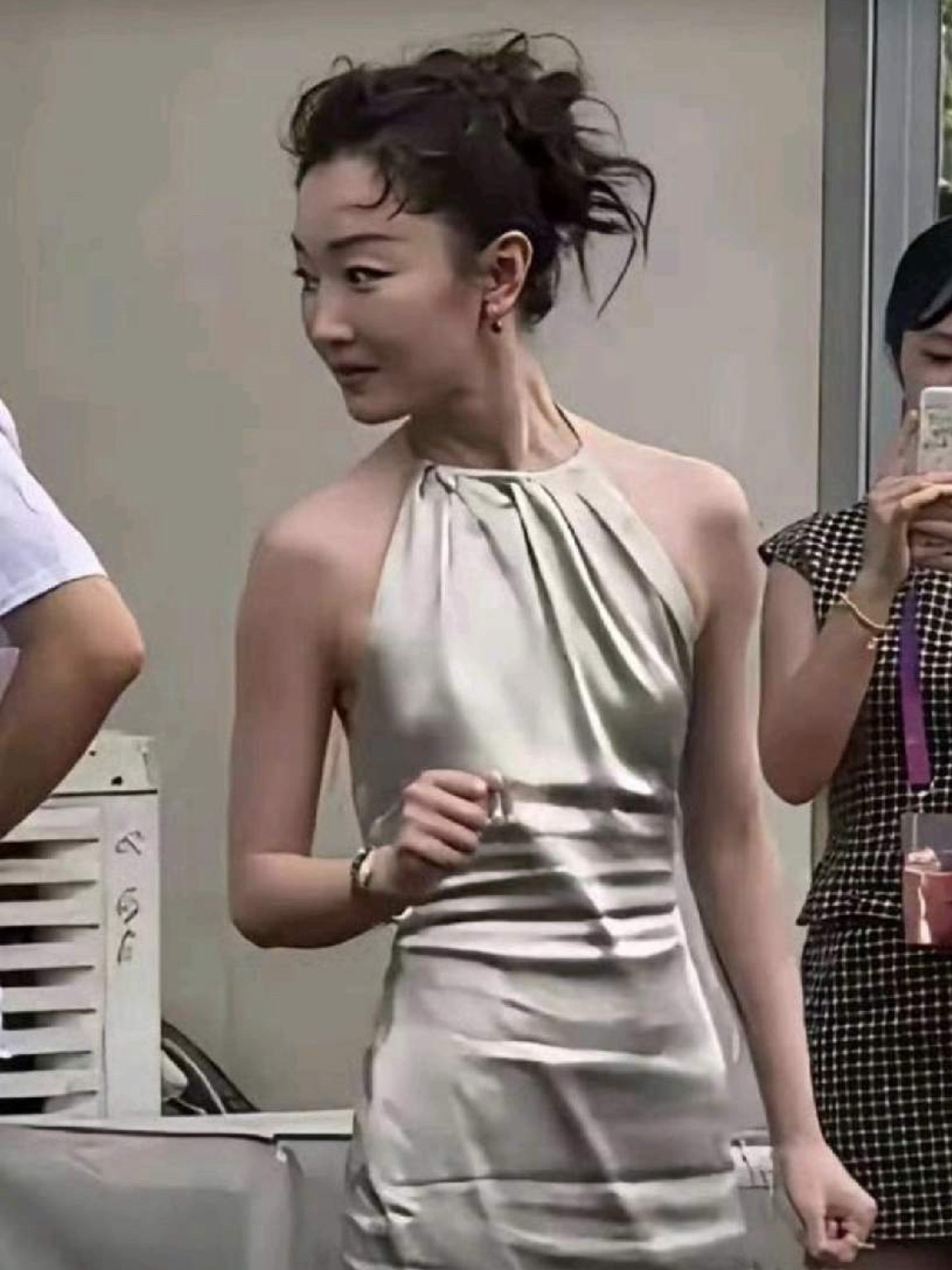 周冬雨路透生图好少女，刘昊然就是因为这个看上她的吧 