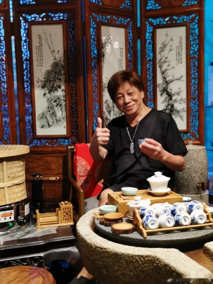 罗家英悼念梁小龙 罗家英在采访追忆了与香港影星梁小龙的过往交集。他透露，自己与梁