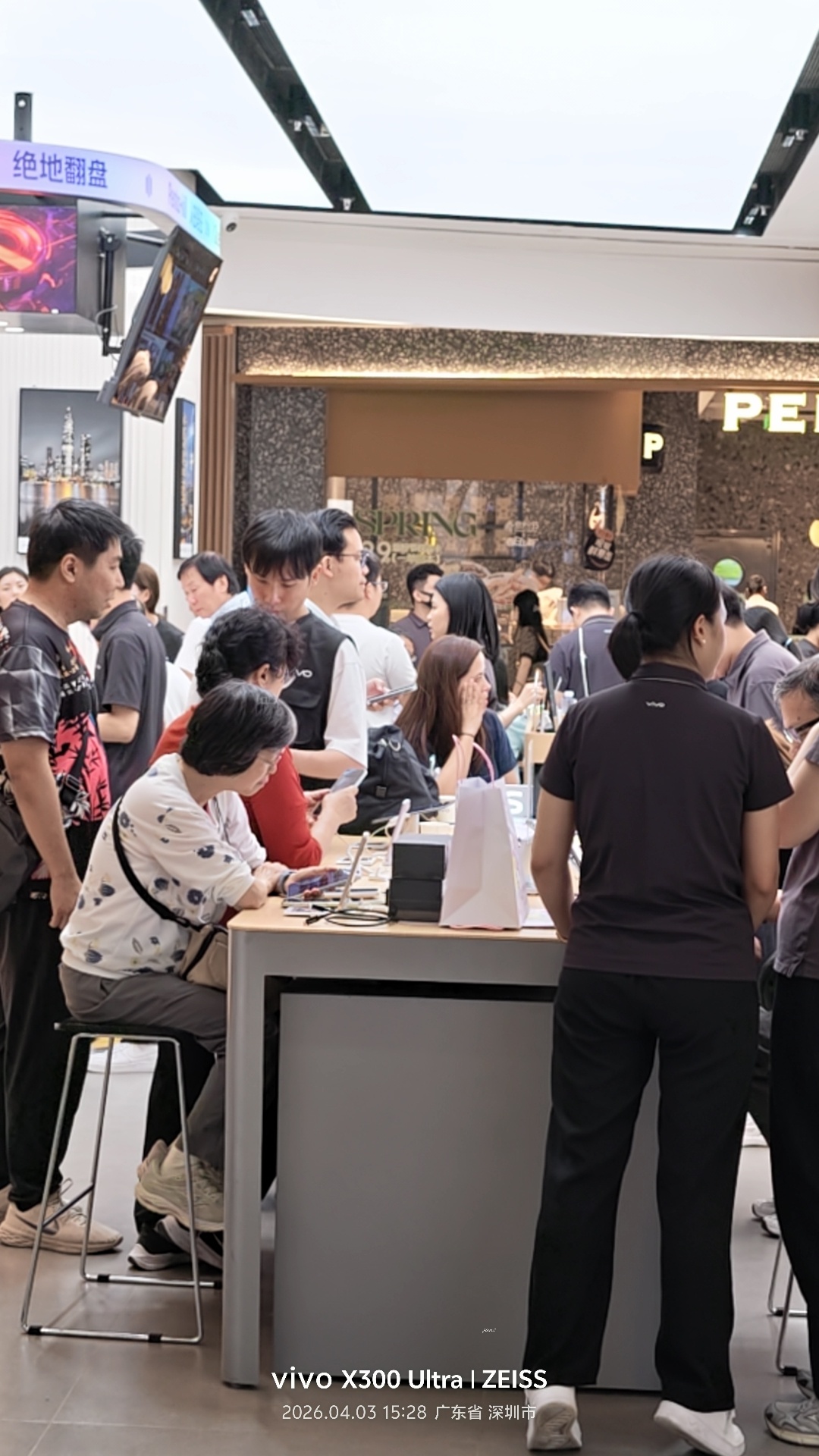 今天 X300Ultra 和 300s 首销了，门店人是真的多啊牛的 