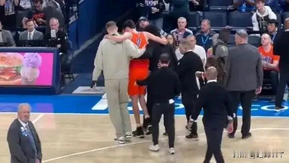 雷霆和霍姆格伦遭到报应自食恶果，右髂骨翼骨折的霍姆格伦将缺席8-10周时间。
带