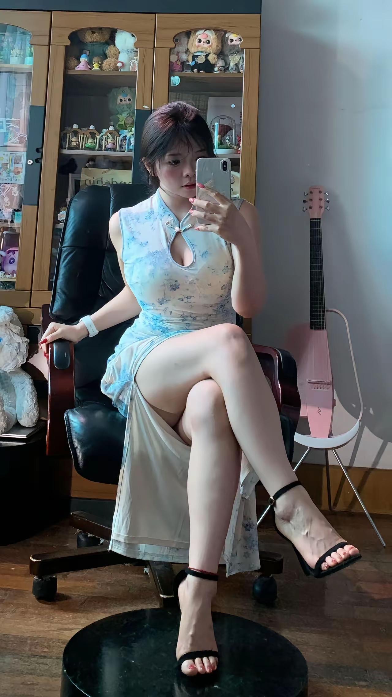 心情好与坏，总是那么一瞬间
 
成年人的情绪，从来都不轰轰烈烈，而是藏在细碎的瞬