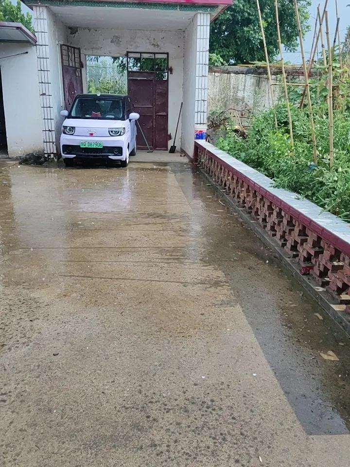 河南下的是热雨
今天下午，期.盼已久的雨终于落下来了。与平常不同的是雷声轰隆还出