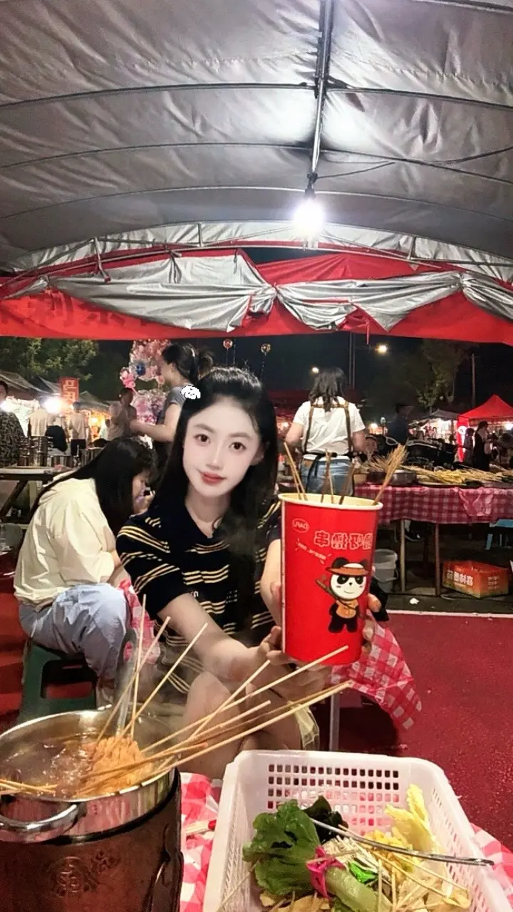 如果是和你一起的话 吃路边摊我也愿意   骗你的我不再是以前那个天真的小女孩了