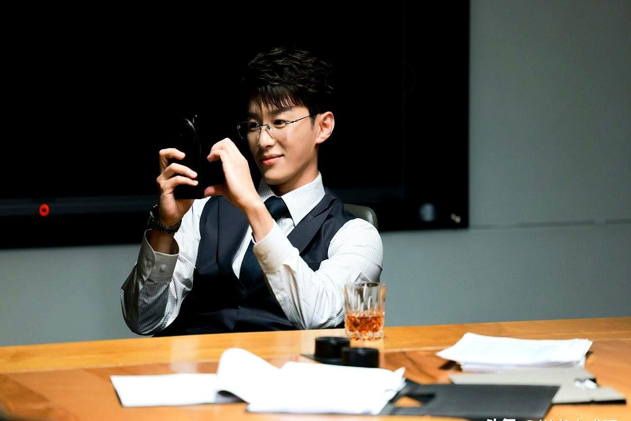 再不看细节，你就错过裴轸的爱了。
 
裴轸放大胡羞闺蜜合照，发现她单手比了半个心