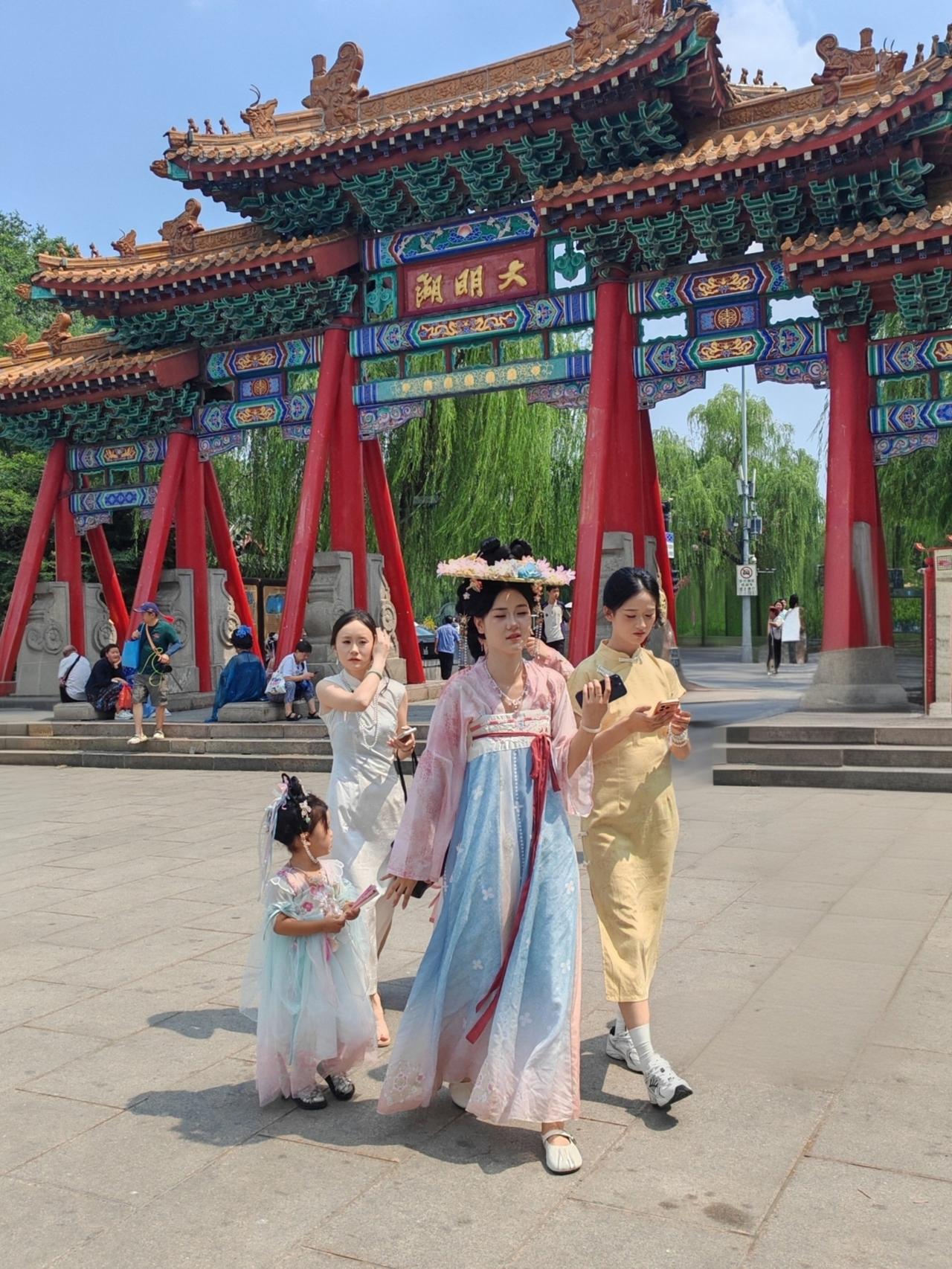 旅行随手拍
于济南大明湖畔随意按下快门，皆是绝美之景。春风轻拂，垂柳冒出嫩黄新芽