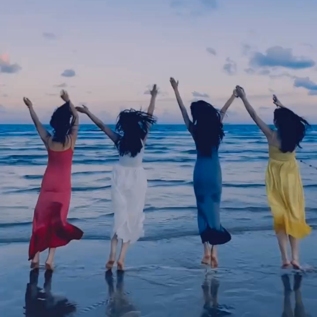 音乐响起的那一刻，海风都是自由的节奏，裙摆被浪花拍打着，仿佛整个世界都在为我们鼓