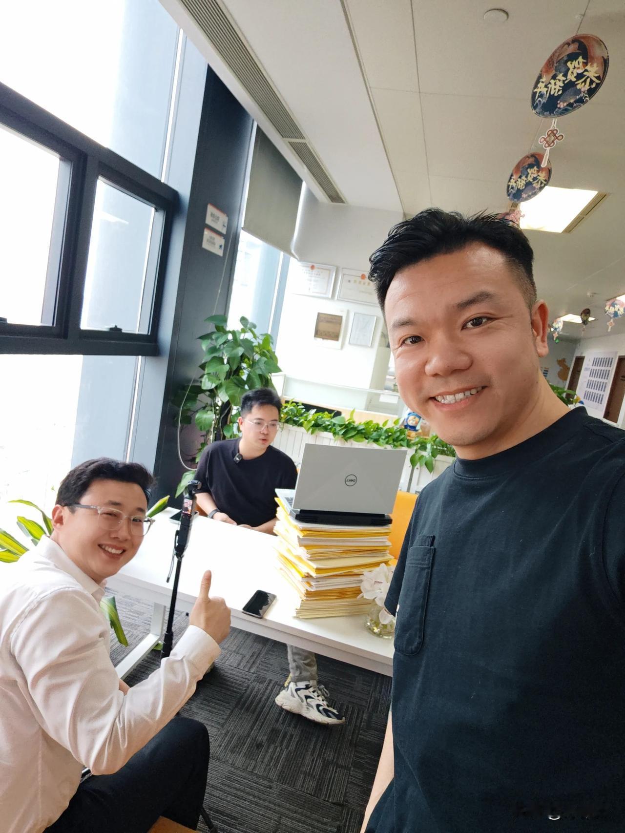 做自媒体经营，我们是专业认真的。[太阳]
​
​很多新人伙伴加入咱们恒成营业部的