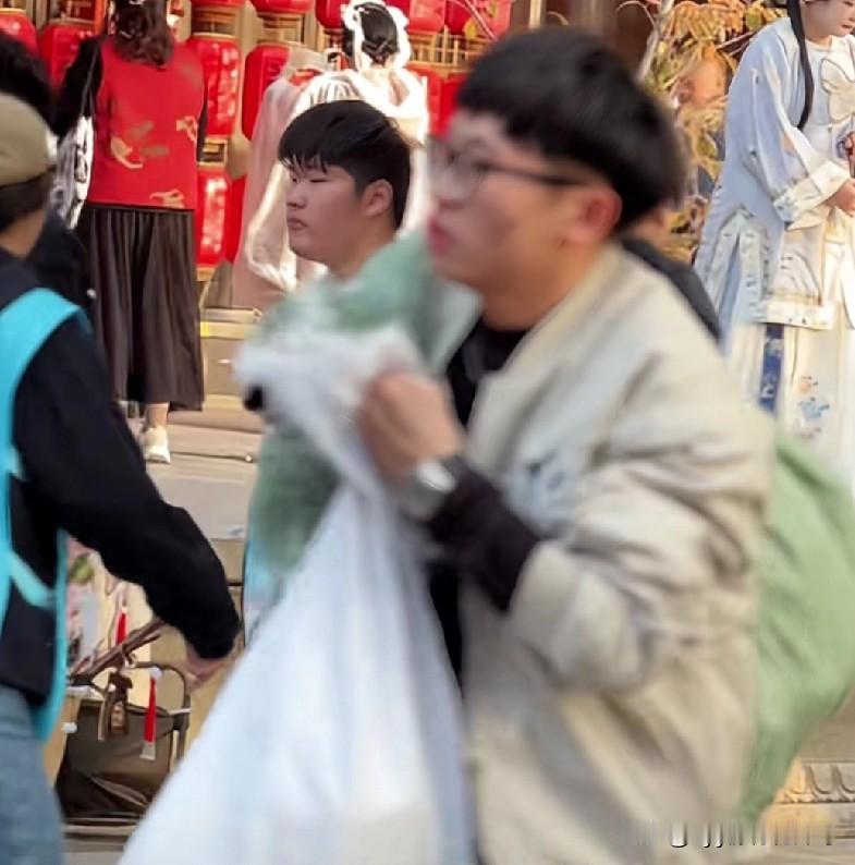 视频中，一个年轻力壮的小伙子，正拎着蛇皮袋在捡可回收的垃圾！可能因为他的年轻，也