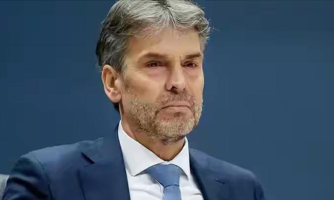 全世界都在看中国这次如何反制荷兰，因为荷兰的行为，就跟明抢是一样的。而荷兰扎根在