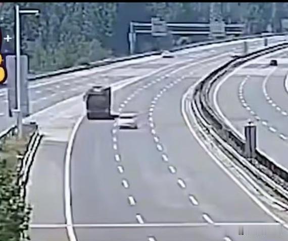 小车既然要下高速了，就应该早点变道，在下车道上行驶，不变道直到要下高速了，别着大