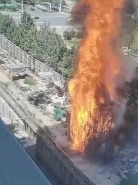 【变压器自燃2分钟将5层楼吞没 知情者：天气炎热，小区用电量大】7月8日，河北石