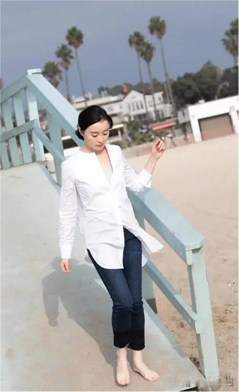 蒋勤勤身材丰满，风韵犹存，是无数少男的梦中情人，她是颜值高，但演技一般。吴越的颜
