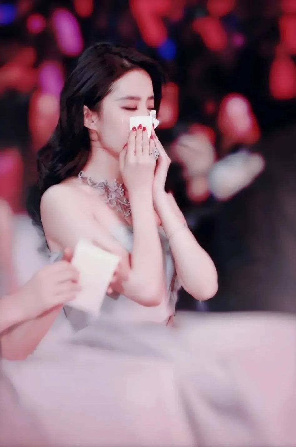 刘亦菲在听到邹兆龙说起一件事后，情不自禁的哭了。

在北京举行的四大名捕首映礼上