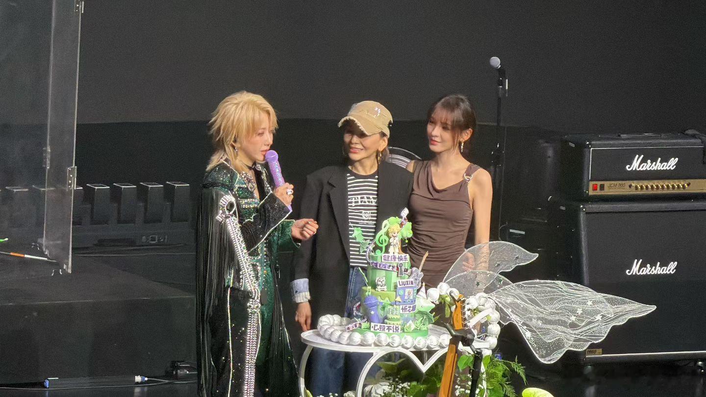 张予曦王琳突袭刘忻巡演现场 刘忻巡演上海站现场太好品了，没想到还能解锁张予曦王琳
