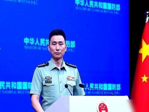 8月27日北京，国防部的记者会现场，媒体聊到沈腾主演的《欢迎来龙餐馆》。

不少
