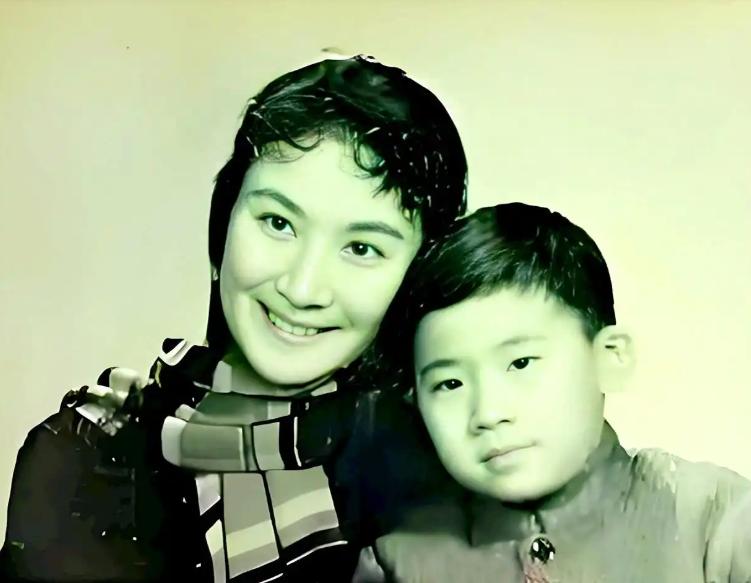 言慧珠1966年自尽后，继父和保姆虐待10岁的言清卿，冬天连厚棉鞋都没有，吃的只