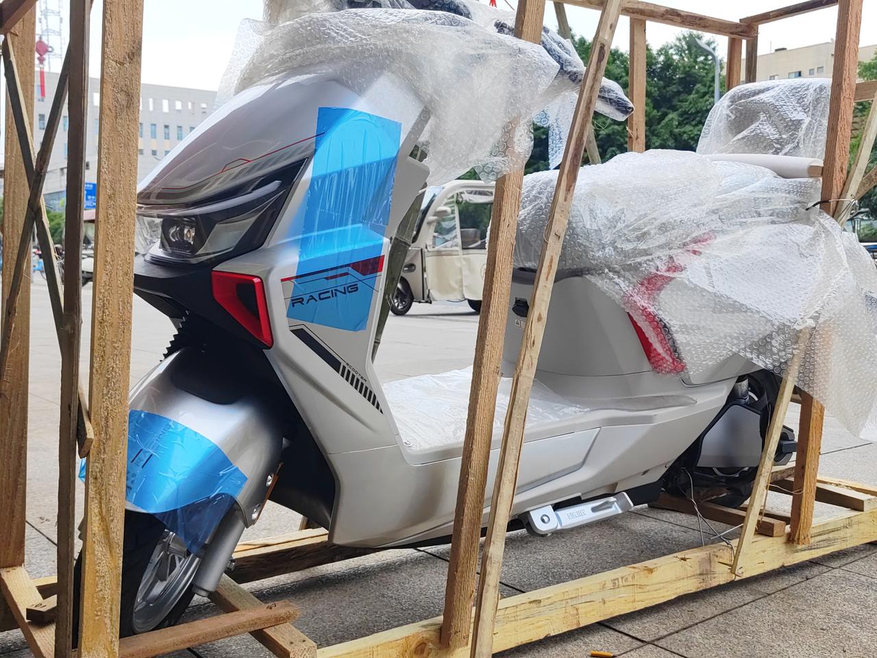 电动车涨价的原因是什么电动车涨价，核心就三点：一是原材料暴涨，电池和金属成本压不
