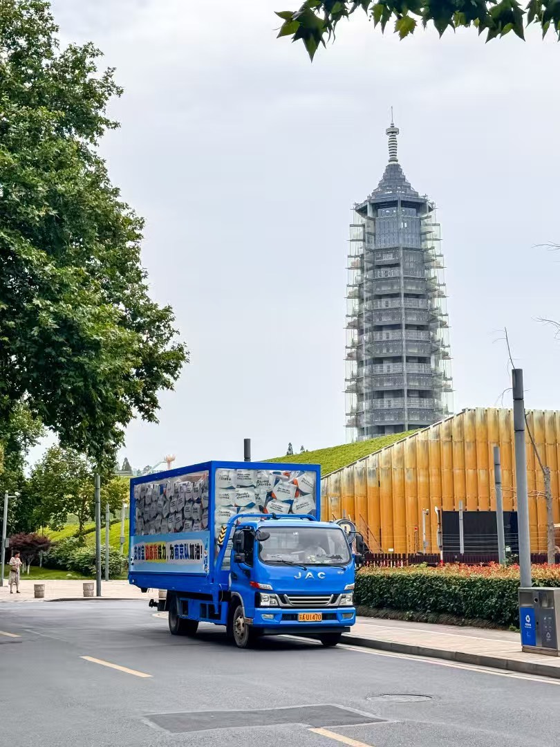 百店发支付宝助威袋为南京队加油支付宝疯狂碰友日支付宝助威大卡车空降南京！5.30