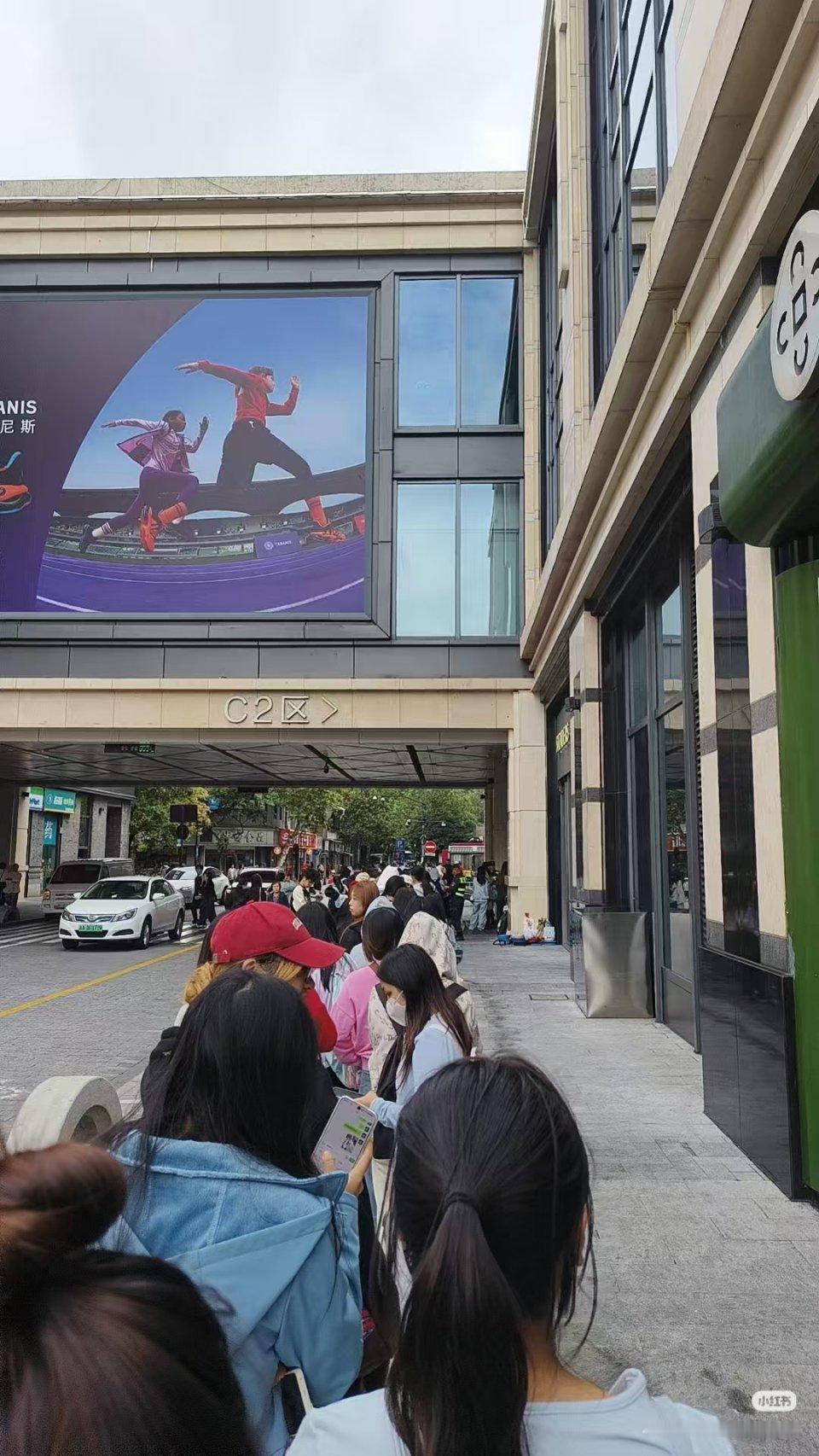 白鹿粉丝好卷，早上六七点就在门口排长队。白鹿施洛华眼镜活动不是下午两点吗？ ​​