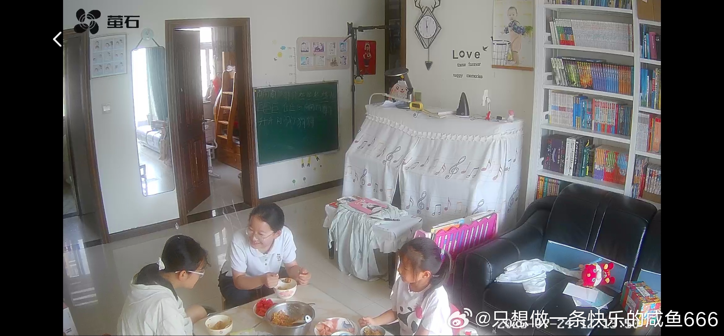 小北做了懒人焖饭，还让楼上同样独自在家的同学来吃（我跟她爸妈是一个公司的同事）。