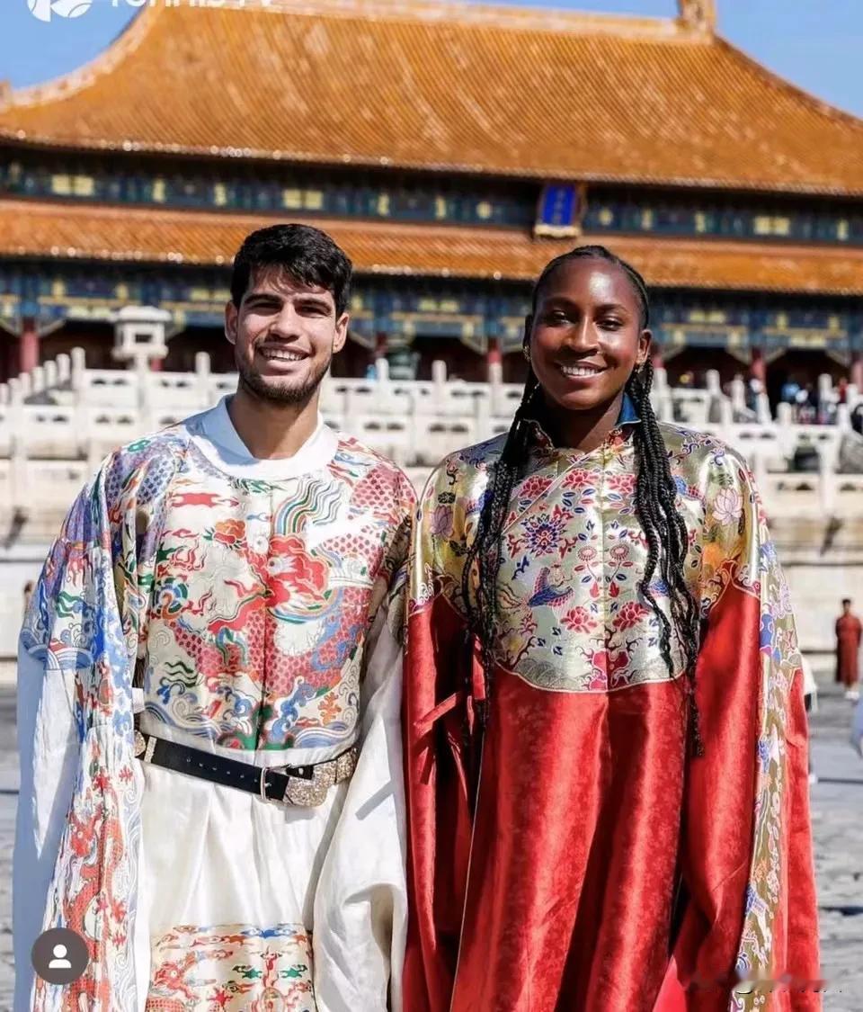 #2024中网# 中网男单女单冠军阿尔卡拉斯和高芙。赛前两人的故宫合照无意间成全