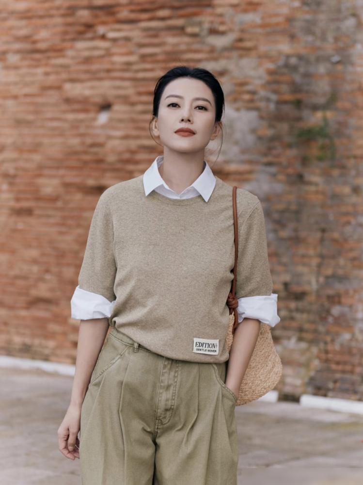 都以为高圆圆嫁人养老了，她却在新片里跪在地上擦血，眼神带刀。
你没看错，五一档