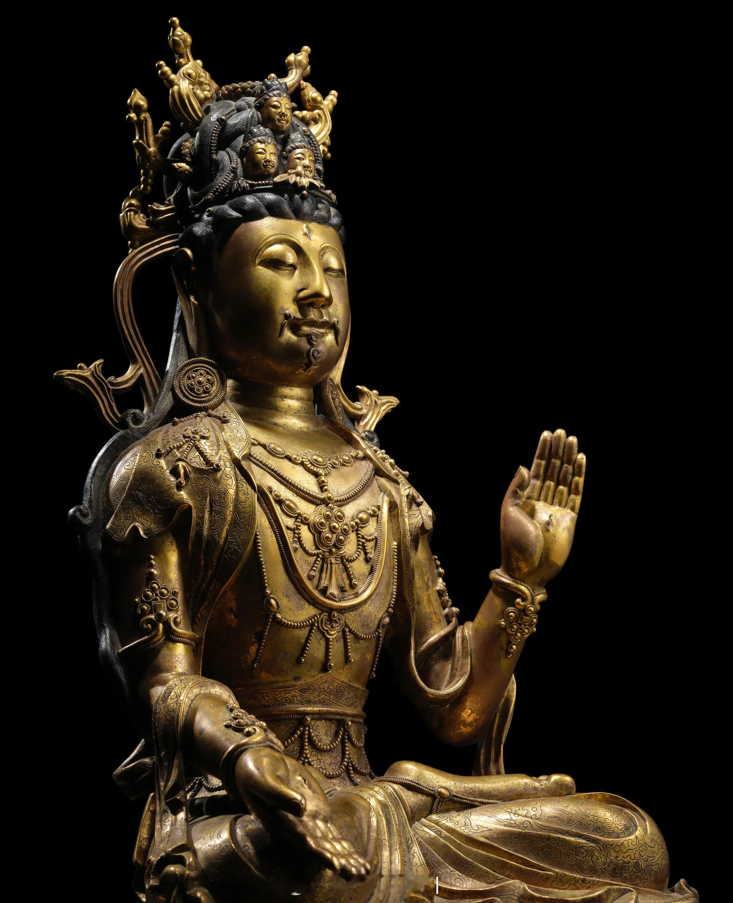 宋/明 铜鎏金观音像本尊造像造型硕大，庄严华丽，神韵祥和，为传世罕见例子。观音冠