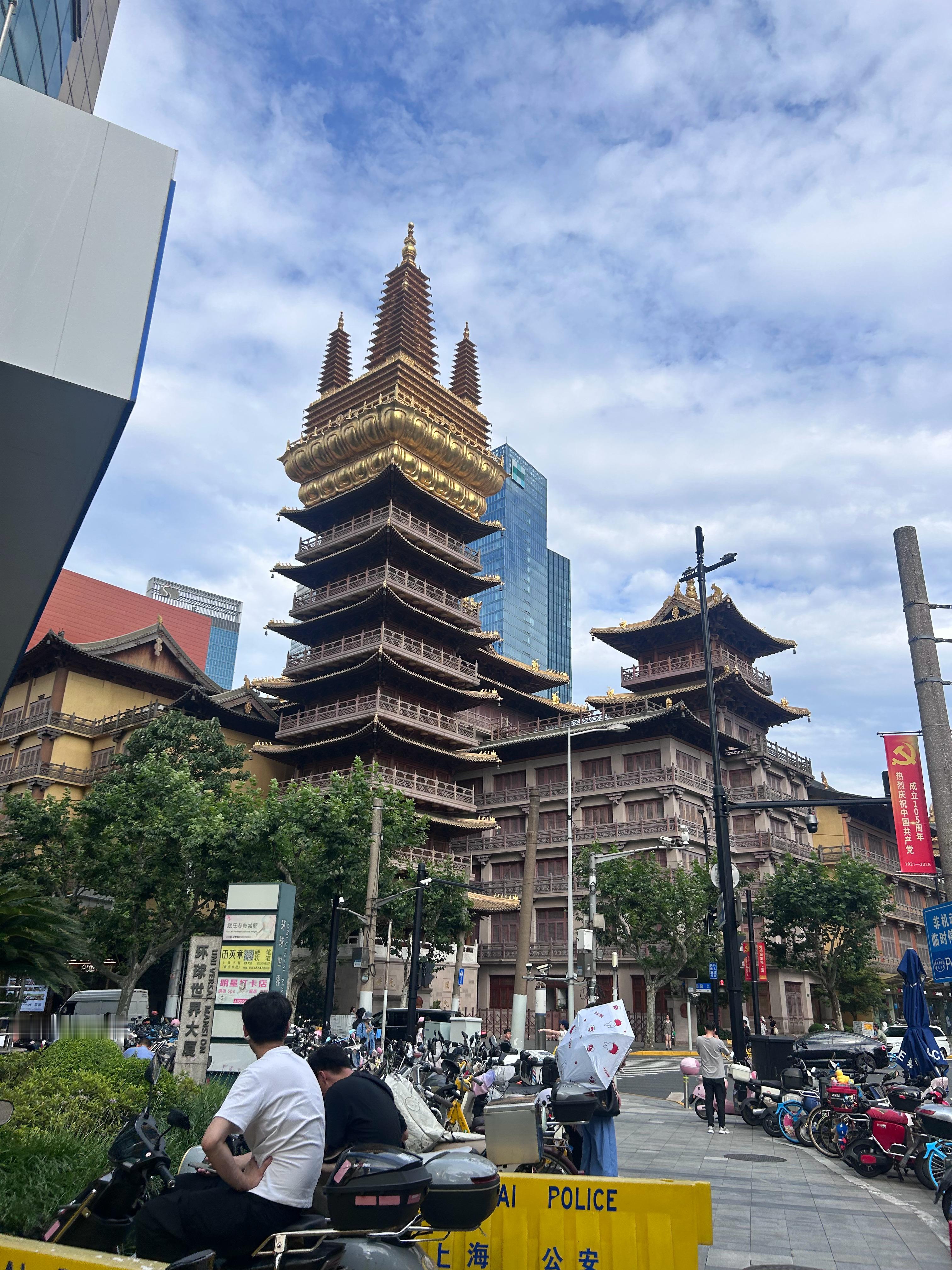 这个静安寺金光灿灿的真好看 