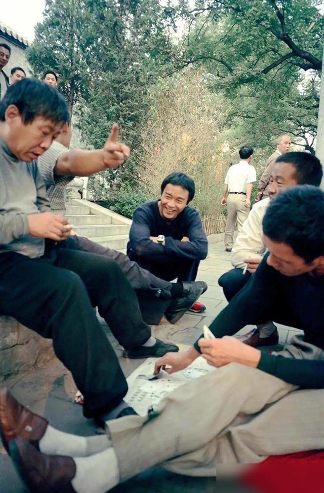 你根本不知道，2000年张国荣在内地公园发呆前，刚被港媒的口水淹死。
 
那场演