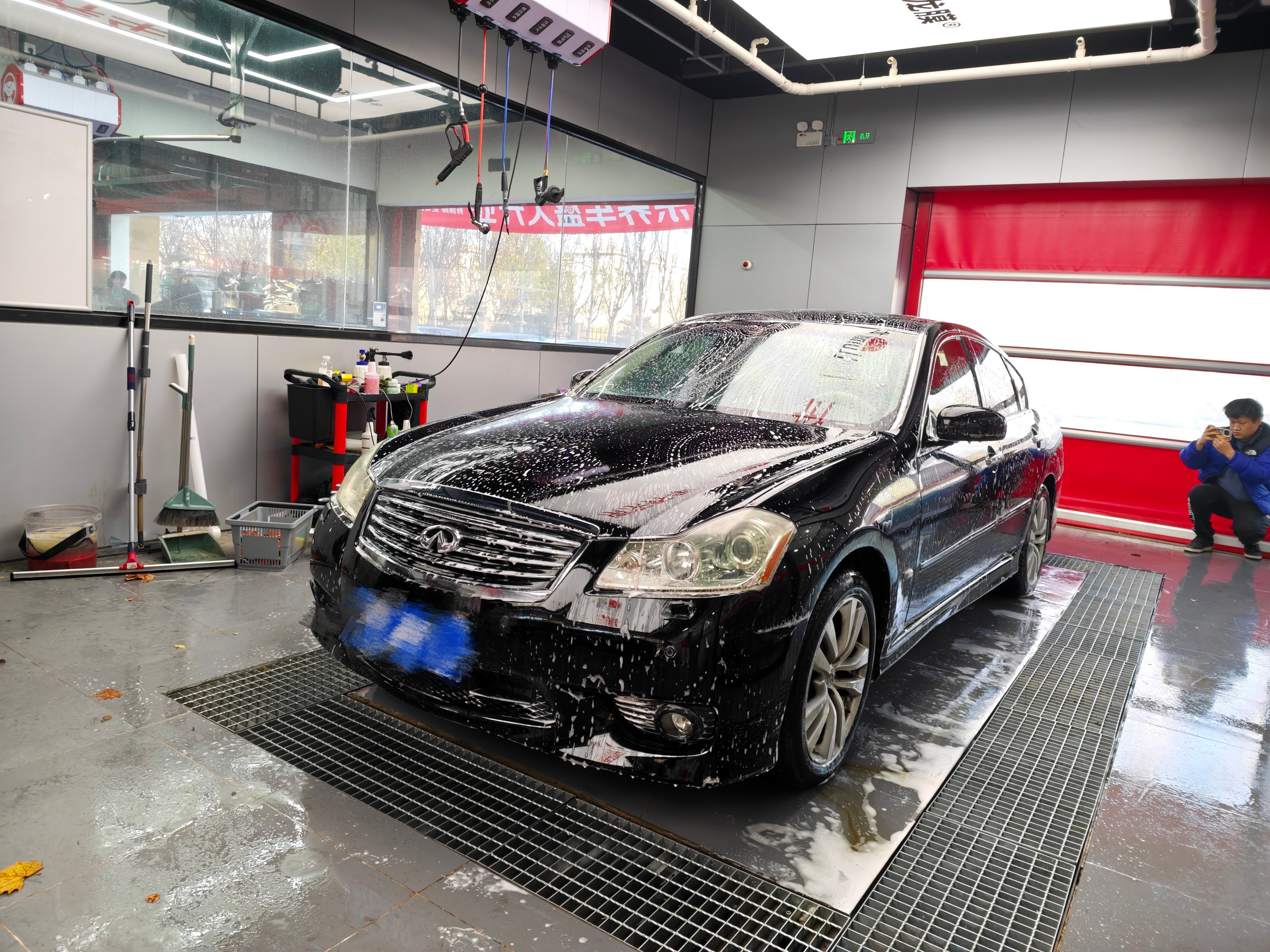 M35之前不是一直用来出差嘛，出差就会用得比较不那么在意，内饰非常脏，前排座椅背