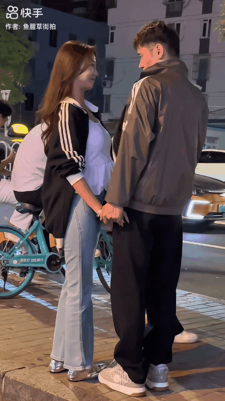 令人羡慕！隔着屏幕都感觉到爱情味道的甜蜜！

男孩一表人才，女孩美丽大方，女孩主