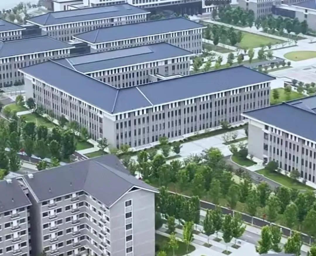 9月8日，南阳河南国医学院首次招生，宿舍是一大亮点，有空调，有衣柜，上一床有步梯