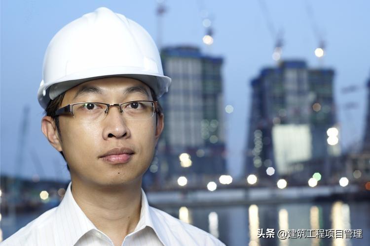 权威的甲方项目负责人具备5个特征：
1、选人的高手。在工程开工前对项目经理和项目