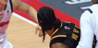 心疼，今天萨林杰在下半场被江苏队疯狂包夹甚至抱摔。江苏男篮vs广东男篮