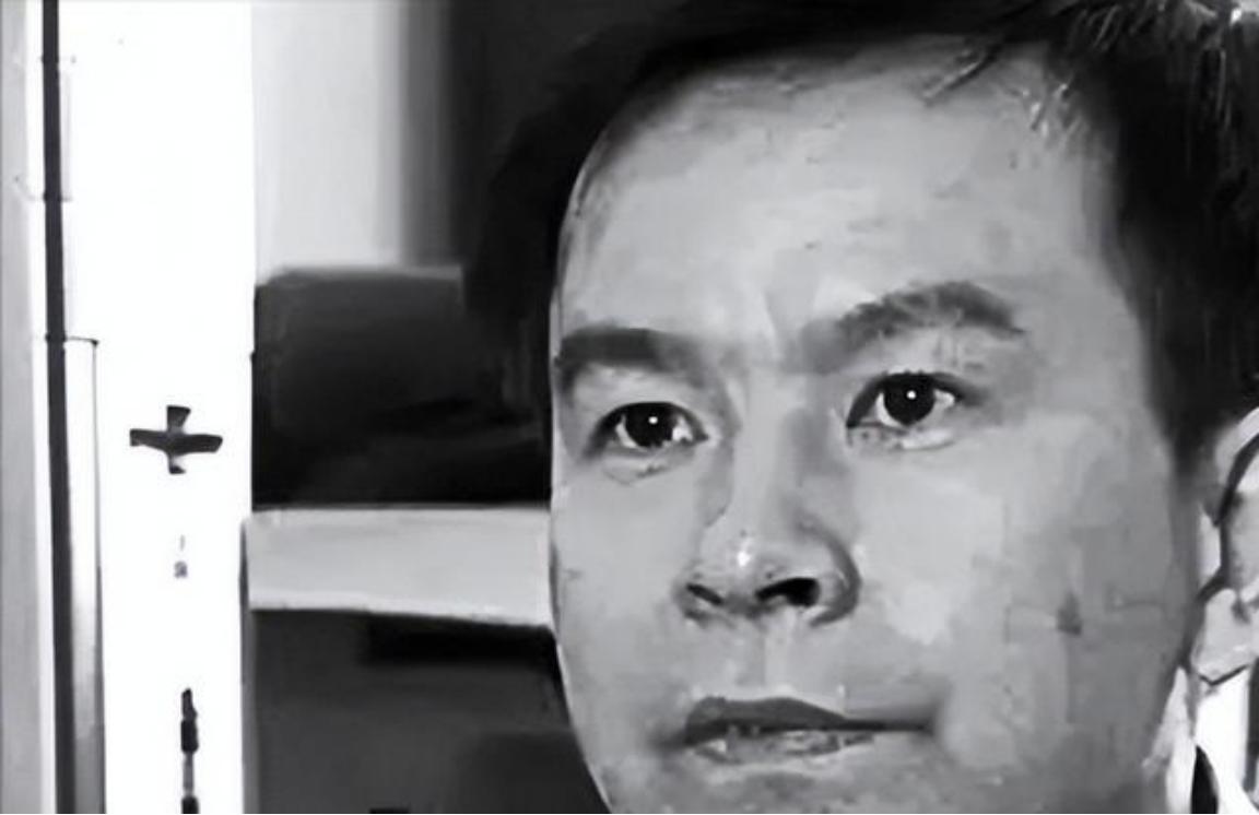 1992年，浙大高材生李红涛被警察逮捕，让所有人不敢相信的是，他竟然趁着警察查档