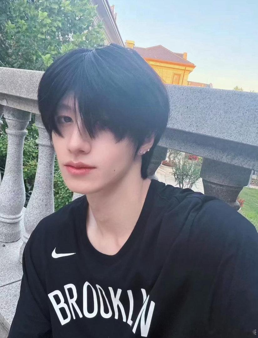 朱志鑫每张自拍的衣服都不一样每个值得记录的瞬间都会跟粉丝报备双向奔赴的爱💧朱志