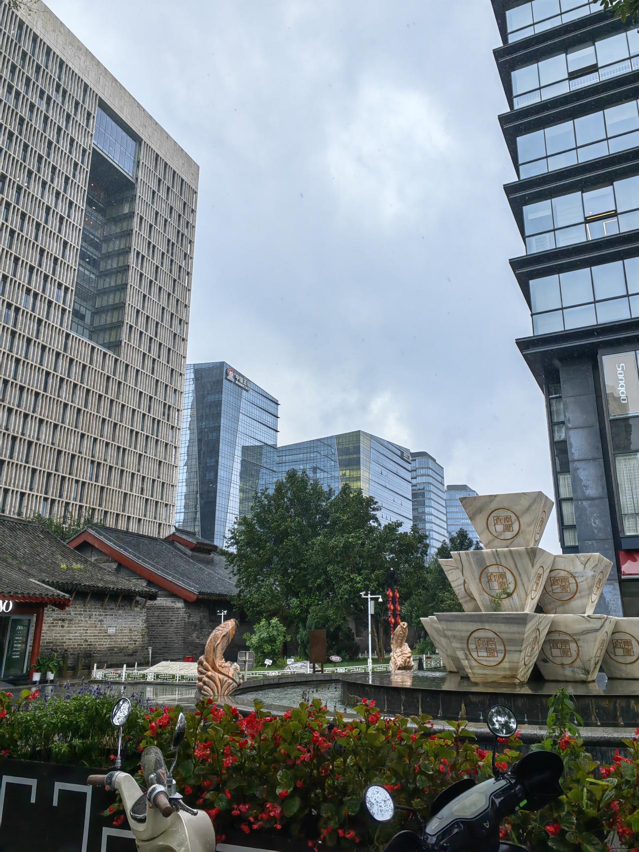 办公室的很多活儿，对基层企业来说，并非源于业务需要，更多是源于管理焦虑。

就拿