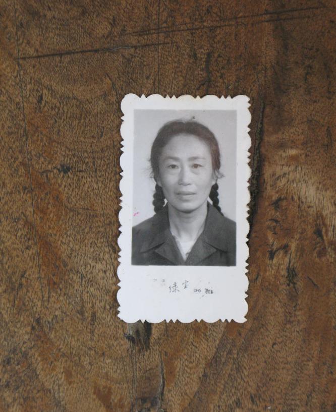 1973年，女知青黄丽萍带农村丈夫回宁波父母家。丈夫看到墙上的照片大吃一惊。当得