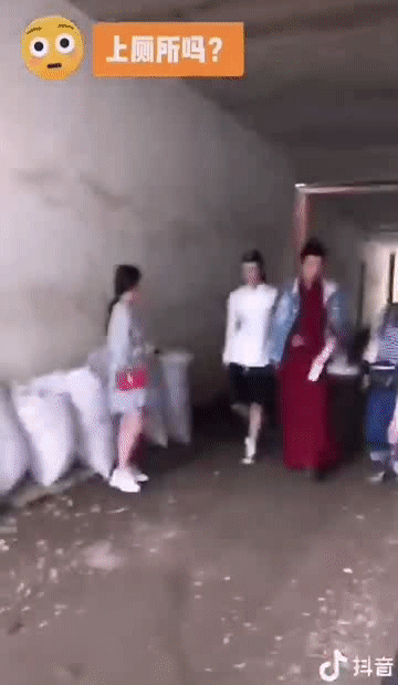 蓝二演员就是靠各种p图活着的人，蓝二粉丝看看下图，这才是真实的世界。穿平底鞋的小