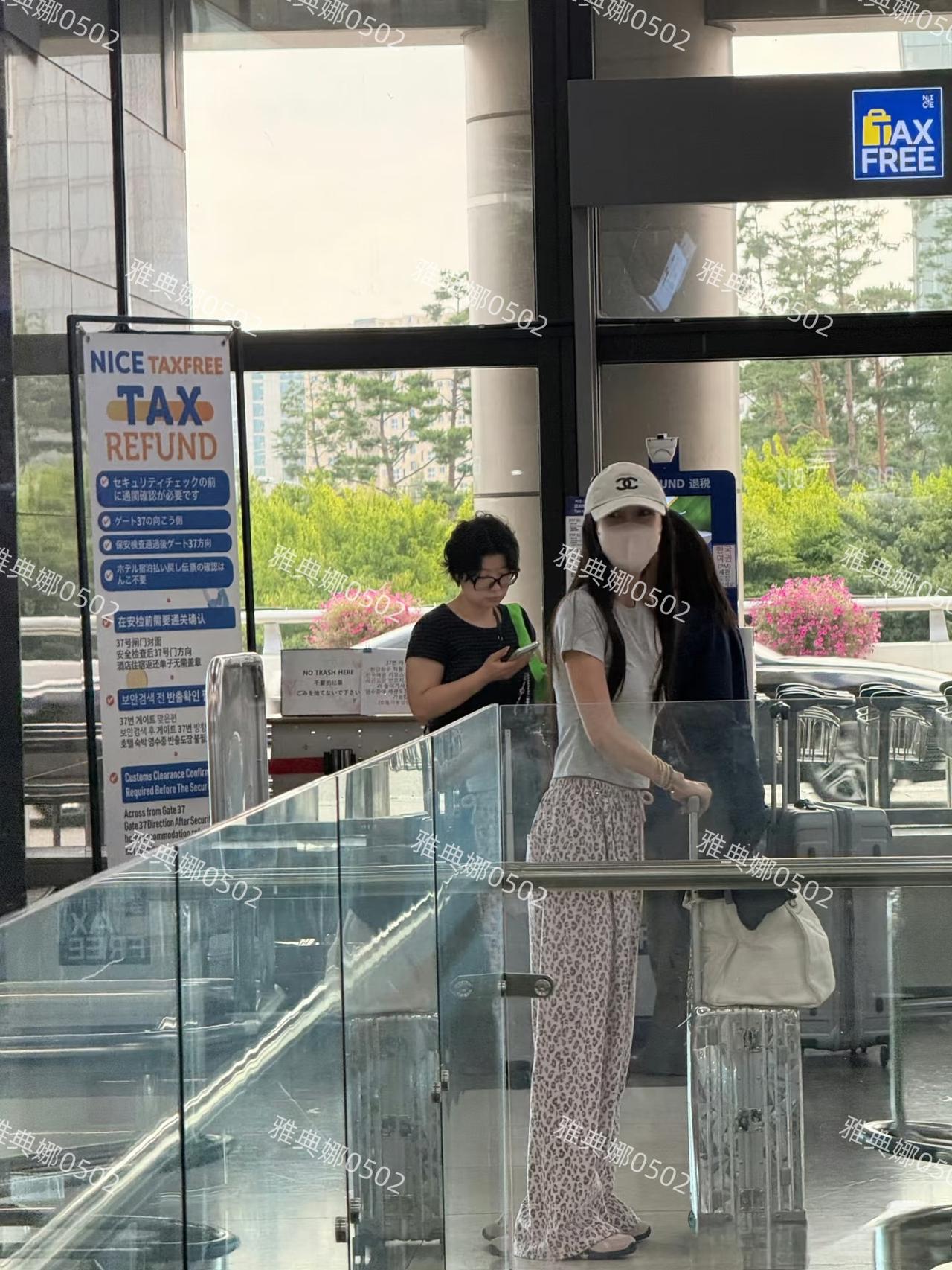 首尔金浦机场偶遇Angelababy，37岁的她即使穿普通的灰色T恤和小花裤，也