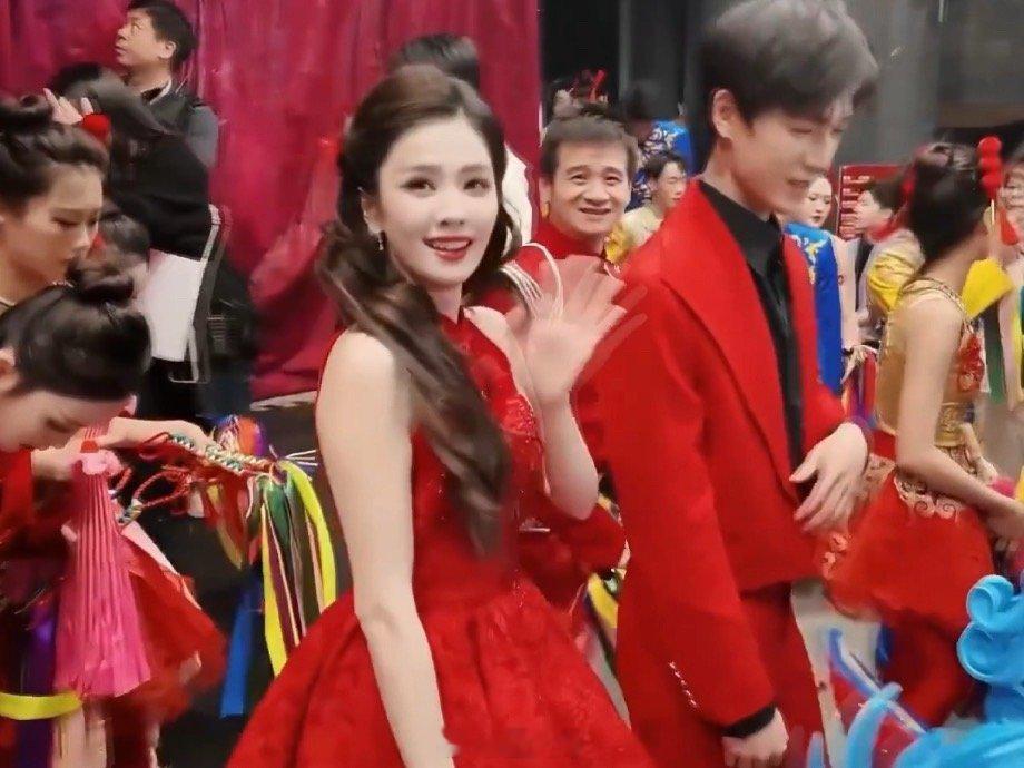 白鹿李昀锐春晚同框路透哦哟，网友分享了白鹿、李昀锐在马年春晚的新路透，白鹿和李昀