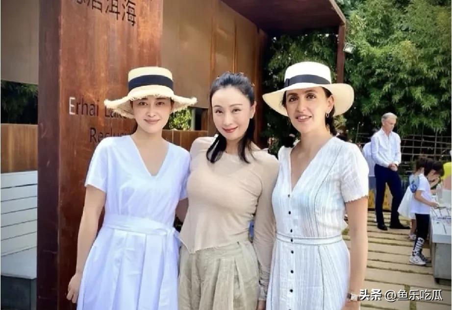 陶红，梅婷与刘烨的妻子安娜在一起的珍贵合影照中，她们的笑容格外美丽。三位都很靓丽